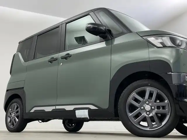三菱 デリカミニ T プレミアム 新潟県 2025(令7)年 0.1千km 緑Ⅱ 4WD　/９インチディスプレイオーディオ/Bluetooth・USB・AppleCarPlay・AndroidAuto・HDMI/アラウンドビューモニター　/両側パワースライドドア　/ワンオーナー/ターボ/ＭＩ－ＰＩＬＯＴ　/追従クルーズコントロール/前後コーナーセンサー/レーンキープアシスト/ダウンヒルアシストコントロール/ＬＥＤオートライト　/オートマチックハイビーム/フォグランプ/デジタルインナーミラー　/サイドデカール　/ハンズフリースライド/ハーフレザーシート　/前席シートヒーター/アイドリングストップ/パドルシフト/標識認識/レザーステアリング/ステアリングリモコン/ステアリングヒーター/MTモード付AT/純正１５インチアルミホイール/スマートキー/スペアキー/保証書/取扱説明書