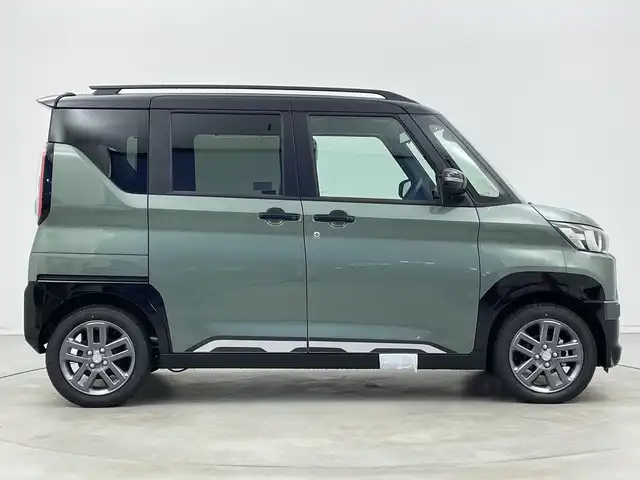 三菱 デリカミニ T プレミアム 新潟県 2025(令7)年 0.1千km 緑Ⅱ 4WD　/９インチディスプレイオーディオ/Bluetooth・USB・AppleCarPlay・AndroidAuto・HDMI/アラウンドビューモニター　/両側パワースライドドア　/ワンオーナー/ターボ/ＭＩ－ＰＩＬＯＴ　/追従クルーズコントロール/前後コーナーセンサー/レーンキープアシスト/ダウンヒルアシストコントロール/ＬＥＤオートライト　/オートマチックハイビーム/フォグランプ/デジタルインナーミラー　/サイドデカール　/ハンズフリースライド/ハーフレザーシート　/前席シートヒーター/アイドリングストップ/パドルシフト/標識認識/レザーステアリング/ステアリングリモコン/ステアリングヒーター/MTモード付AT/純正１５インチアルミホイール/スマートキー/スペアキー/保証書/取扱説明書