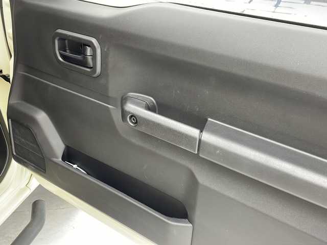 スズキ ジムニー XL 沖縄県 2021(令3)年 2.2万km シフォンアイボリーM 社外9インチナビ(MDV-M908HDL)/フルセグＴＶ　ＢＴ　ＤＶＤ　ＣＤ/バックカメラ/ＥＴＣ/シートカバー/プッシュスタート　/スマートキー/ダウンヒルアシスト/オートライト/社外ホイール（純正スチールホイール4本有り）/社外オーバーフェンダー/社外ステップバー/社外給油口カバー/社外牽引フック/社外スペアタイヤブラケット（純正パーツ有り）/保証書