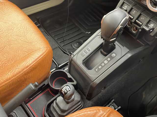 スズキ ジムニー XL 沖縄県 2021(令3)年 2.2万km シフォンアイボリーM 社外9インチナビ(MDV-M908HDL)/フルセグＴＶ　ＢＴ　ＤＶＤ　ＣＤ/バックカメラ/ＥＴＣ/シートカバー/プッシュスタート　/スマートキー/ダウンヒルアシスト/オートライト/社外ホイール（純正スチールホイール4本有り）/社外オーバーフェンダー/社外ステップバー/社外給油口カバー/社外牽引フック/社外スペアタイヤブラケット（純正パーツ有り）/保証書