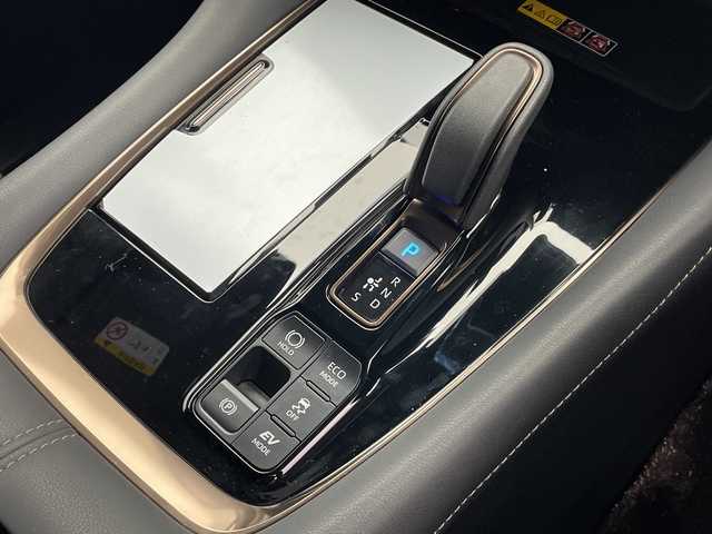 トヨタ ヴェルファイア ハイブリット Z プレミア 千葉県 2024(令6)年 2.5万km ブラック ユニバーサルステップ/衝突軽減ブレーキ/レーンキープアシスト/レーダークルーズコントロール/オートマチックハイビーム/全方位カメラ/純正メモリナビ/（フルセグ/Bluetooth/HDMI/FM/AM）/ETC/ドライブレコーダー（前後）/レザーシート/シートヒーター（運転席＋助手席）/エアシート（運転席＋助手席）/シートメモリー/アイドリングストップ/ブラインドスポットモニター/デジタルインナーミラー/ヘッドアップディスプレイ/LEDヘッドライト/フォグライト/電動格納ミラー/ロールサンシェード/パドルシフト