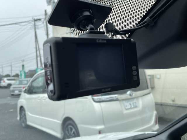 トヨタ ヴォクシー S－Z 茨城県 2022(令4)年 8.7万km ホワイトパールクリスタルシャイン ワンオーナー/ブラインドスポットモニター/ディスプレイオーディオプラス/・車載メモリーナビ/・DVD/CD/AM/FM/フルセグ/USB/HDMI/Miracast/バックカメラ/ETC2.0ユニット/ハンドルヒーター/セーフティセンス/・プリクラッシュセーフティ/・レーントレーシングアシスト/・レーンディパーチャーアラート/・レーダークルーズコントロール/・オートマチックハイビーム/・ロードサインアシスト/・ドライバー異常時対応システム/・プロアクティブドライビングアシスト/・発進遅れ告知機能/パーキングサポートブレーキ/前後ドライブレコーダー/シートヒーター/純正フロアマット/電動パーキングブレーキ/ブレーキホールド/スマートキー＆プッシュスタート/電動格納ミラー/純正17インチアルミホイール