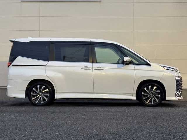 トヨタ ヴォクシー S－Z 茨城県 2022(令4)年 8.7万km ホワイトパールクリスタルシャイン ワンオーナー/ブラインドスポットモニター/ディスプレイオーディオプラス/・車載メモリーナビ/・DVD/CD/AM/FM/フルセグ/USB/HDMI/Miracast/バックカメラ/ETC2.0ユニット/ハンドルヒーター/セーフティセンス/・プリクラッシュセーフティ/・レーントレーシングアシスト/・レーンディパーチャーアラート/・レーダークルーズコントロール/・オートマチックハイビーム/・ロードサインアシスト/・ドライバー異常時対応システム/・プロアクティブドライビングアシスト/・発進遅れ告知機能/パーキングサポートブレーキ/前後ドライブレコーダー/シートヒーター/純正フロアマット/電動パーキングブレーキ/ブレーキホールド/スマートキー＆プッシュスタート/電動格納ミラー/純正17インチアルミホイール