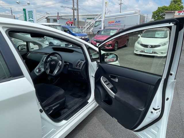 トヨタ プリウス S 静岡県 2015(平27)年 6.7万km ホワイトパールクリスタルシャイン ●純正ナビ/(NSZN-W64T)/(フルセグ/CD/DVD/Bluetooth)/●バックカメラ/●オートライト/●ステリングスイッチ/●ETC/●前方ドライブレコーダー/●純正フロアマット/●W＋サイドSRS＆ABS