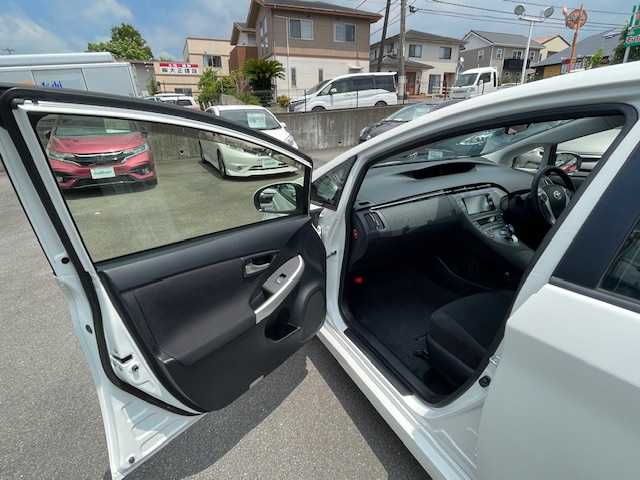 トヨタ プリウス S 静岡県 2015(平27)年 6.7万km ホワイトパールクリスタルシャイン ●純正ナビ/(NSZN-W64T)/(フルセグ/CD/DVD/Bluetooth)/●バックカメラ/●オートライト/●ステリングスイッチ/●ETC/●前方ドライブレコーダー/●純正フロアマット/●W＋サイドSRS＆ABS