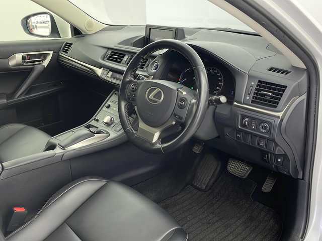 レクサス ＣＴ 200h バージョンC 栃木県 2017(平29)年 3.4万km ソニッククォーツ 純正7インチナビ/AM FM CD SD AUX BT フルセグTV/ETC2.0/レーダークルーズコントロール/前方ドライブレコーダー/侵入センサー/クリアランスソナー/パドルシフト/ステアリングスイッチ/オートライト/LEDヘッドライト/フォグランプ/電動格納ミラー/プッシュスタート/純正16インチアルミホイール/純正フロアマット/スマートキー