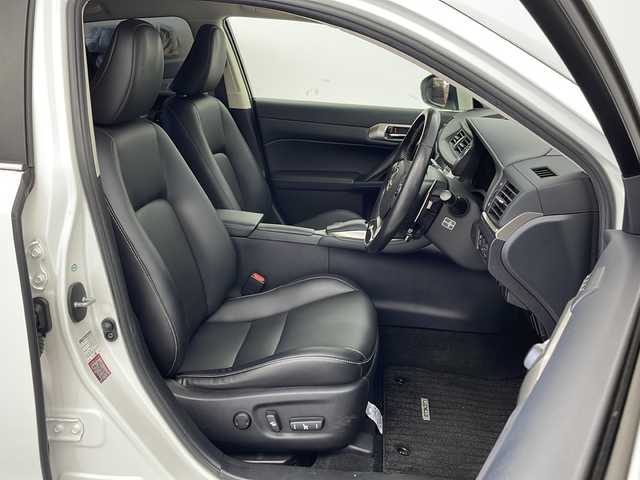 レクサス ＣＴ 200h バージョンC 栃木県 2017(平29)年 3.4万km ソニッククォーツ 純正7インチナビ/AM FM CD SD AUX BT フルセグTV/ETC2.0/レーダークルーズコントロール/前方ドライブレコーダー/侵入センサー/クリアランスソナー/パドルシフト/ステアリングスイッチ/オートライト/LEDヘッドライト/フォグランプ/電動格納ミラー/プッシュスタート/純正16インチアルミホイール/純正フロアマット/スマートキー