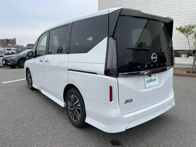 日産 セレナ ハイウェイスター V 石川県 2023(令5)年 2.7万km プリズムホワイト 純正9型メモリーナビ/純正CD/DVD/フルセグTV/バックカメラ/LEDヘッドライト/衝突軽減ブレーキ/プロパイロット/インテリキー/プッシュスタート/電動ミラー/両側パワースライド/純正アルミホイール/コーナーセンサー/オートライト/オートエアコン/保証書