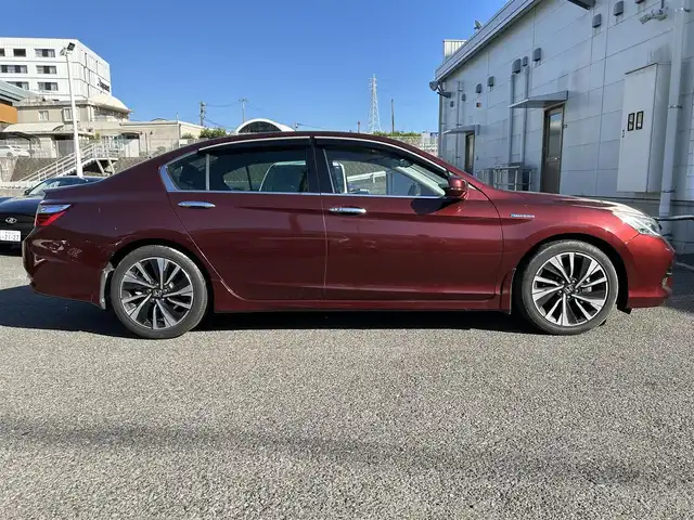 ホンダ アコード ハイブリッド EX 長崎県 2018(平30)年 1.3万km プレミアムディープロッソパール ワンオーナー車両/登録時12764ｋｍ/メーカー純正インターナビ/（フルセグ、CD、DVD、AM、FM、BTオーディオ、HDMI）/バックカメラ/プッシュスタート/パドルシフト/ステアリングリモコン/レーダークルーズコントロール/レーンキープアシスト/ハーフレザーシート/前席シートヒーター/ＤＮ席パワーシート/Ｄ席メモリーシート/オールオートパワーウィンドウ/衝突軽減システム/横滑り防止装置/前後クリアランスソナー/電動パーキングブレーキ/ブレーキホールド/AAC/電格ウィンカーミラー/電動リアサンシェード/スマートキー/EVモード/SPORTモード/ビルトインETC/サイドカーテンエアバッグ/Wエアバッグ/純正AW/純正フロアマット/ドアバイザー/信号情報活用運転支援/標識認識機能/先行車発進お知らせ設定/ACC先行車検知/ヘッドアップワーニング/CMBS警報/ABS/取説/ナビ取説/保証書/スペアキー
