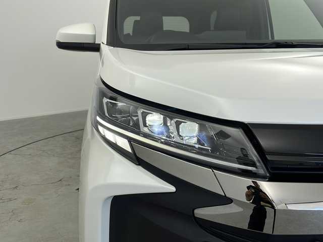 トヨタ ノア ハイブリッド S－Z 愛知県 2022(令4)年 4.6万km ホワイトパールクリスタルシャイン ：オプション、後付け品/禁煙車/ディスプレイオーディオPlus/フルセグTV/ビルトインETC2.0/バックカメラ/純正フリップダウン/快適利便パッケージHigh/ユニバーサルステップ/トヨタセーフティセンス/プリクラッシュセーフティ/LTA+LDA/レーダークルーズ/ロードサインアシスト/オートハイビーム/ドライバー異常時対応システム/プロアクティブドライビングアシスト/先行車発進告知/パーキングサポートブレーキ/プロジェクター式LEDヘッドライト/オートライト/LEDフォグランプ/両側ハンズフリーパワースライドドア/パワーバックドア/合皮+ファブリックコンビシート/2列目キャプテンシート/2列目シートヒーター/2列目オットマン/サードスペースアップシート/前後オートエアコン/ナノイーX/AC100V/純正17インチアルミ/純正フロアマット/純正ドアバイザー/革巻きステア/ステアスイッチ/ステアヒーター/プッシュスタート/電動格納ミラーウィンカー/電子パーキングブレーキ/ブレーキホールド/イモビライザー