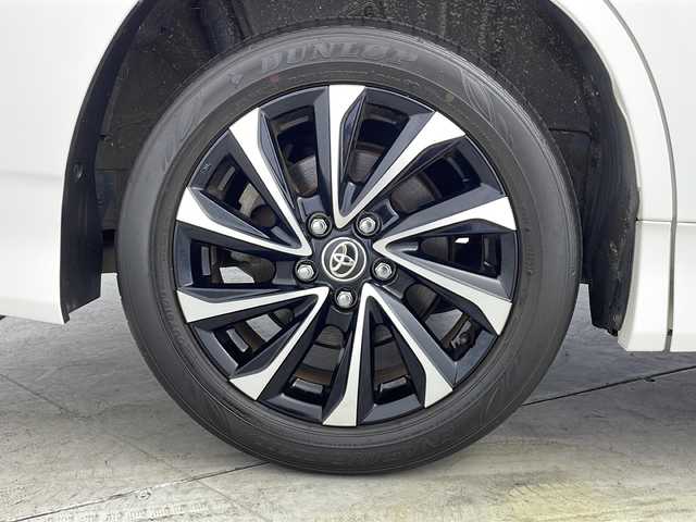 トヨタ ノア ハイブリッド S－Z 愛知県 2022(令4)年 4.6万km ホワイトパールクリスタルシャイン ：オプション、後付け品/禁煙車/ディスプレイオーディオPlus/フルセグTV/ビルトインETC2.0/バックカメラ/純正フリップダウン/快適利便パッケージHigh/ユニバーサルステップ/トヨタセーフティセンス/プリクラッシュセーフティ/LTA+LDA/レーダークルーズ/ロードサインアシスト/オートハイビーム/ドライバー異常時対応システム/プロアクティブドライビングアシスト/先行車発進告知/パーキングサポートブレーキ/プロジェクター式LEDヘッドライト/オートライト/LEDフォグランプ/両側ハンズフリーパワースライドドア/パワーバックドア/合皮+ファブリックコンビシート/2列目キャプテンシート/2列目シートヒーター/2列目オットマン/サードスペースアップシート/前後オートエアコン/ナノイーX/AC100V/純正17インチアルミ/純正フロアマット/純正ドアバイザー/革巻きステア/ステアスイッチ/ステアヒーター/プッシュスタート/電動格納ミラーウィンカー/電子パーキングブレーキ/ブレーキホールド/イモビライザー