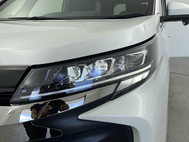トヨタ ノア ハイブリッド S－Z 愛知県 2022(令4)年 4.6万km ホワイトパールクリスタルシャイン ：オプション、後付け品/禁煙車/ディスプレイオーディオPlus/フルセグTV/ビルトインETC2.0/バックカメラ/純正フリップダウン/快適利便パッケージHigh/ユニバーサルステップ/トヨタセーフティセンス/プリクラッシュセーフティ/LTA+LDA/レーダークルーズ/ロードサインアシスト/オートハイビーム/ドライバー異常時対応システム/プロアクティブドライビングアシスト/先行車発進告知/パーキングサポートブレーキ/プロジェクター式LEDヘッドライト/オートライト/LEDフォグランプ/両側ハンズフリーパワースライドドア/パワーバックドア/合皮+ファブリックコンビシート/2列目キャプテンシート/2列目シートヒーター/2列目オットマン/サードスペースアップシート/前後オートエアコン/ナノイーX/AC100V/純正17インチアルミ/純正フロアマット/純正ドアバイザー/革巻きステア/ステアスイッチ/ステアヒーター/プッシュスタート/電動格納ミラーウィンカー/電子パーキングブレーキ/ブレーキホールド/イモビライザー