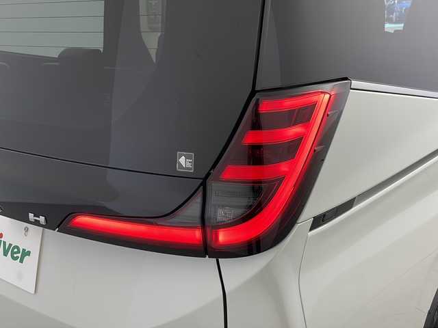 トヨタ ノア ハイブリッド S－Z 愛知県 2022(令4)年 4.6万km ホワイトパールクリスタルシャイン ：オプション、後付け品/禁煙車/ディスプレイオーディオPlus/フルセグTV/ビルトインETC2.0/バックカメラ/純正フリップダウン/快適利便パッケージHigh/ユニバーサルステップ/トヨタセーフティセンス/プリクラッシュセーフティ/LTA+LDA/レーダークルーズ/ロードサインアシスト/オートハイビーム/ドライバー異常時対応システム/プロアクティブドライビングアシスト/先行車発進告知/パーキングサポートブレーキ/プロジェクター式LEDヘッドライト/オートライト/LEDフォグランプ/両側ハンズフリーパワースライドドア/パワーバックドア/合皮+ファブリックコンビシート/2列目キャプテンシート/2列目シートヒーター/2列目オットマン/サードスペースアップシート/前後オートエアコン/ナノイーX/AC100V/純正17インチアルミ/純正フロアマット/純正ドアバイザー/革巻きステア/ステアスイッチ/ステアヒーター/プッシュスタート/電動格納ミラーウィンカー/電子パーキングブレーキ/ブレーキホールド/イモビライザー