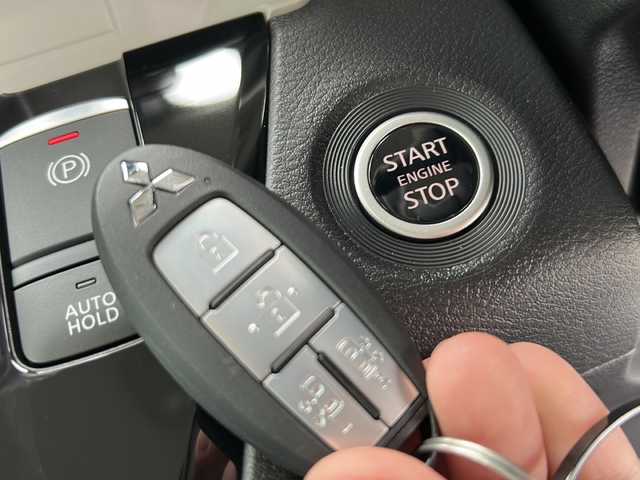 三菱 デリカミニ T プレミアム 岐阜県 2025(令7)年 0.1千km ナチュラルアイボリーメタリック 登録時走行距離13km/ワンオーナー/純正9型ディスプレイオーディオ/全方位カメラ・バックカメラ/Blue tooth・USB入力端子・iPod・AUX/衝突被害軽減システム/コーナーセンサー後方/LEDヘッドライト/オートライト/レーダークルーズコントロール/レーンキープアシスト/横滑り防止装置/盗難防止装置/純正15アルミホイール/エアバッグ運転席・助手席+サイド/ハーフレザーシート/シートヒーター前席/ベンチシート/フルフラットシート/両側パワースライドドア/プッシュスタート/スマートキー/ターボ車/ステアリングヒーター/保証書/取扱説明書/記録簿