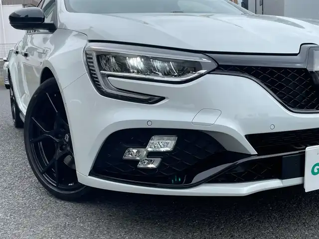 ルノー ルノー メガーヌ R．S．ウルティム 神奈川県 2023(令5)年 1万km パール 世界1976台限定/6MT/純正レカロシート/BOSEスピーカー/カーボンルーフ/純正19インチAW/ブレンボブレーキ/純正ディスプレイオーディオ/AppleCarPlay/バックモニター/ETC2.0/前後ドライブレコーダー/レーダークルーズコントロール/衝突軽減ブレーキ/LKA/標識検知/コーナーセンサー/LEDライト/LEDフォグ/オート電格/プッシュスタート/スマートキー×2/R6年ディーラー整備記録/保証書・取説あり
