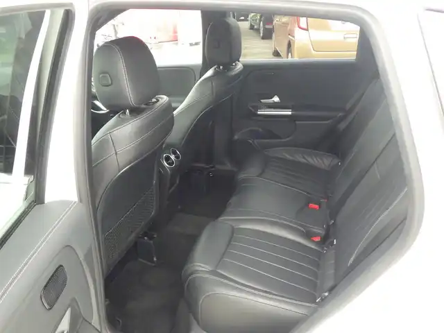 メルセデス・ベンツ Ｂ２００ｄ 千葉県 2020(令2)年 3.7万km ポーラホワイト アクティブブレーキアシスト/アクティブレーンキーピングアシスト/レーンチェンジアシスト/ブラインドスポットアシスト/アテンションアシスト/パワーバックドア/ブラックレザーシート/前席パワーシート/シートヒーター/純正ナビ/地デジTV/【Bluetooth接続】/360°カメラ/革巻きステアリング/ステアリングスイッチ/ETC/LEDヘッドライト/ウインカーミラー/純正17インチアルミホイル/サイド/カーテンエアバッグ/キーレスゴー