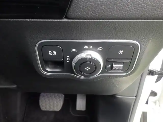 メルセデス・ベンツ Ｂ２００ｄ 千葉県 2020(令2)年 3.7万km ポーラホワイト アクティブブレーキアシスト/アクティブレーンキーピングアシスト/レーンチェンジアシスト/ブラインドスポットアシスト/アテンションアシスト/パワーバックドア/ブラックレザーシート/前席パワーシート/シートヒーター/純正ナビ/地デジTV/【Bluetooth接続】/360°カメラ/革巻きステアリング/ステアリングスイッチ/ETC/LEDヘッドライト/ウインカーミラー/純正17インチアルミホイル/サイド/カーテンエアバッグ/キーレスゴー