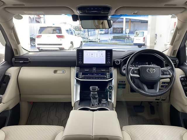 トヨタ ランドクルーザー ZX 兵庫県 2023(令5)年 1.3万km プレシャスホワイトパール ・９インチディスプレイオーディオ/USB/Bluetooth/Apple CarPlay/Miracast/・パノラミックビューモニター/・ビルトインETC2.0/・ムーンルーフ/・モデリスタエアロ(F.R)/・Toyota　Safety　Sense/プリクラッシュセーフティ/レーントレーシングアシスト/ドライバー異常対応システム/レーダークルーズコントロール/ロードサインアシスト/アダプティブハイビームシステム/・ブラインドスポットモニター/・先行車発進告知機能/・パーキングサポートブレーキ/・クリアランスソナー/・ふらつき検知機能/・レザーシート/・前席パワーシート/・ウッド調コンビステアリング/・１，２列目シートヒーター/・１，２列目ベンチレーション/・ステアリングヒーター/・ステアリングスイッチ/・ハンズフリーパワーバックドア/・センターデフロック/・ダウンヒルアシストコントロール/・ヒルスタートアシストコントロール/・マルチテレインセレクト/・ＬＥＤヘッドライト/・フォグランプ/・オートライト