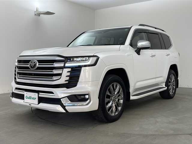 トヨタ ランドクルーザー ZX 兵庫県 2023(令5)年 1.3万km プレシャスホワイトパール ・９インチディスプレイオーディオ/USB/Bluetooth/Apple CarPlay/Miracast/・パノラミックビューモニター/・ビルトインETC2.0/・ムーンルーフ/・モデリスタエアロ(F.R)/・Toyota　Safety　Sense/プリクラッシュセーフティ/レーントレーシングアシスト/ドライバー異常対応システム/レーダークルーズコントロール/ロードサインアシスト/アダプティブハイビームシステム/・ブラインドスポットモニター/・先行車発進告知機能/・パーキングサポートブレーキ/・クリアランスソナー/・ふらつき検知機能/・レザーシート/・前席パワーシート/・ウッド調コンビステアリング/・１，２列目シートヒーター/・１，２列目ベンチレーション/・ステアリングヒーター/・ステアリングスイッチ/・ハンズフリーパワーバックドア/・センターデフロック/・ダウンヒルアシストコントロール/・ヒルスタートアシストコントロール/・マルチテレインセレクト/・ＬＥＤヘッドライト/・フォグランプ/・オートライト