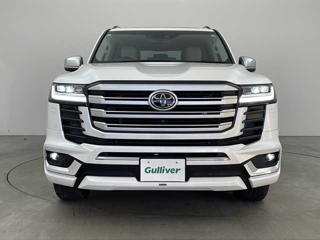 トヨタ ランドクルーザー ZX 兵庫県 2023(令5)年 1.3万km プレシャスホワイトパール ・９インチディスプレイオーディオ/USB/Bluetooth/Apple CarPlay/Miracast/・パノラミックビューモニター/・ビルトインETC2.0/・ムーンルーフ/・モデリスタエアロ(F.R)/・Toyota　Safety　Sense/プリクラッシュセーフティ/レーントレーシングアシスト/ドライバー異常対応システム/レーダークルーズコントロール/ロードサインアシスト/アダプティブハイビームシステム/・ブラインドスポットモニター/・先行車発進告知機能/・パーキングサポートブレーキ/・クリアランスソナー/・ふらつき検知機能/・レザーシート/・前席パワーシート/・ウッド調コンビステアリング/・１，２列目シートヒーター/・１，２列目ベンチレーション/・ステアリングヒーター/・ステアリングスイッチ/・ハンズフリーパワーバックドア/・センターデフロック/・ダウンヒルアシストコントロール/・ヒルスタートアシストコントロール/・マルチテレインセレクト/・ＬＥＤヘッドライト/・フォグランプ/・オートライト