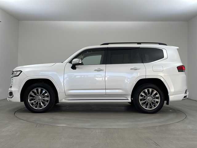 トヨタ ランドクルーザー ZX 兵庫県 2023(令5)年 1.3万km プレシャスホワイトパール ・９インチディスプレイオーディオ/USB/Bluetooth/Apple CarPlay/Miracast/・パノラミックビューモニター/・ビルトインETC2.0/・ムーンルーフ/・モデリスタエアロ(F.R)/・Toyota　Safety　Sense/プリクラッシュセーフティ/レーントレーシングアシスト/ドライバー異常対応システム/レーダークルーズコントロール/ロードサインアシスト/アダプティブハイビームシステム/・ブラインドスポットモニター/・先行車発進告知機能/・パーキングサポートブレーキ/・クリアランスソナー/・ふらつき検知機能/・レザーシート/・前席パワーシート/・ウッド調コンビステアリング/・１，２列目シートヒーター/・１，２列目ベンチレーション/・ステアリングヒーター/・ステアリングスイッチ/・ハンズフリーパワーバックドア/・センターデフロック/・ダウンヒルアシストコントロール/・ヒルスタートアシストコントロール/・マルチテレインセレクト/・ＬＥＤヘッドライト/・フォグランプ/・オートライト