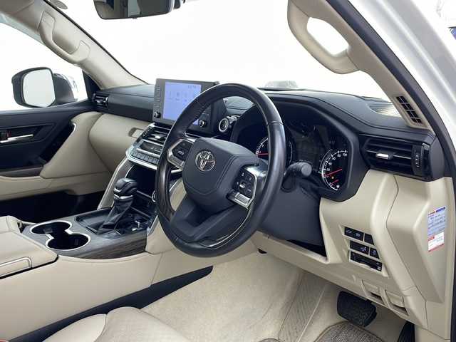 トヨタ ランドクルーザー ZX 兵庫県 2023(令5)年 1.3万km プレシャスホワイトパール ・９インチディスプレイオーディオ/USB/Bluetooth/Apple CarPlay/Miracast/・パノラミックビューモニター/・ビルトインETC2.0/・ムーンルーフ/・モデリスタエアロ(F.R)/・Toyota　Safety　Sense/プリクラッシュセーフティ/レーントレーシングアシスト/ドライバー異常対応システム/レーダークルーズコントロール/ロードサインアシスト/アダプティブハイビームシステム/・ブラインドスポットモニター/・先行車発進告知機能/・パーキングサポートブレーキ/・クリアランスソナー/・ふらつき検知機能/・レザーシート/・前席パワーシート/・ウッド調コンビステアリング/・１，２列目シートヒーター/・１，２列目ベンチレーション/・ステアリングヒーター/・ステアリングスイッチ/・ハンズフリーパワーバックドア/・センターデフロック/・ダウンヒルアシストコントロール/・ヒルスタートアシストコントロール/・マルチテレインセレクト/・ＬＥＤヘッドライト/・フォグランプ/・オートライト