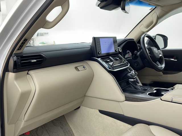 トヨタ ランドクルーザー ZX 兵庫県 2023(令5)年 1.3万km プレシャスホワイトパール ・９インチディスプレイオーディオ/USB/Bluetooth/Apple CarPlay/Miracast/・パノラミックビューモニター/・ビルトインETC2.0/・ムーンルーフ/・モデリスタエアロ(F.R)/・Toyota　Safety　Sense/プリクラッシュセーフティ/レーントレーシングアシスト/ドライバー異常対応システム/レーダークルーズコントロール/ロードサインアシスト/アダプティブハイビームシステム/・ブラインドスポットモニター/・先行車発進告知機能/・パーキングサポートブレーキ/・クリアランスソナー/・ふらつき検知機能/・レザーシート/・前席パワーシート/・ウッド調コンビステアリング/・１，２列目シートヒーター/・１，２列目ベンチレーション/・ステアリングヒーター/・ステアリングスイッチ/・ハンズフリーパワーバックドア/・センターデフロック/・ダウンヒルアシストコントロール/・ヒルスタートアシストコントロール/・マルチテレインセレクト/・ＬＥＤヘッドライト/・フォグランプ/・オートライト