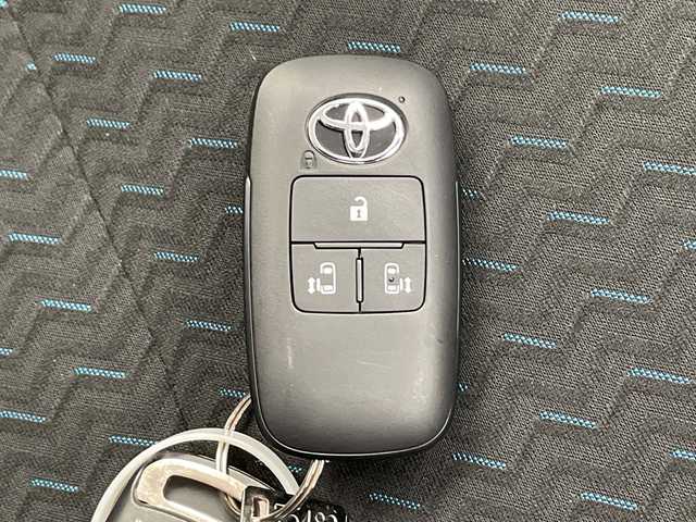 トヨタ ルーミー カスタムG－T 千葉県 2025(令7)年 0.1千km ブラックマイカメタリック/パールホワイト2トーン スマートアシスト/衝突回避支援ブレーキ機能/衝突警報機能/車線逸脱警報機能/誤発進抑制制御機能/先行車発進お知らせ機能/前後コーナーセンサー/標識認識機能(進入禁止)/アダプティブドライビングビーム/全車速追従機能付アダプティブクルーズコントロール/前後ソナー/純正ディスプレイオーディオ/　Bluetooth/AppleCarplay/AndroidAuto/AM/FM/フルセグTV/バックカメラ/両側パワースライドドア/純正15インチAW/純正フロアマット/オートライト/LEDヘッドライト/フォグランプ/電子パーキング/オートブレーキホールド/後席ロールサンシェイド/プッシュスタート/スマートキー