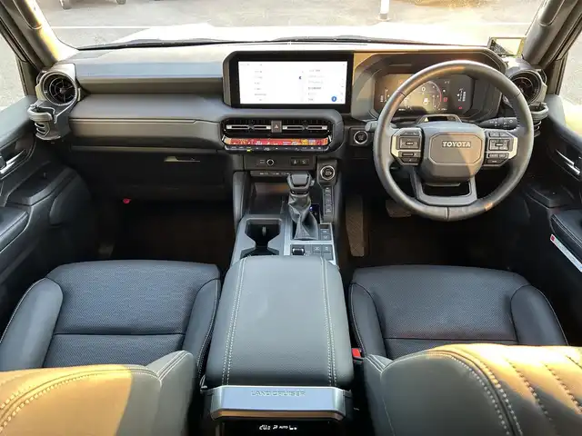 トヨタ ランドクルーザー ２５０ VX 和歌山県 2024(令6)年 0.9万km プラチナホワイトパールマイカ ワンオーナー/純正12.3インチナビ/フルセグTV/Bluetooth/USB/HDMI/全周囲カメラ/ビルトインETC2.0/デジタルインナーミラー/サンルーフ/トヨタセーフティセンス/BSM/レーダークルーズコントロール/クリアランスソナー/パワーバックドア/革巻きステアリング/ステアリングスイッチ/レザーシート/運転席パワーシート/シートメモリー/前席シートヒーター/前席シートベンチレーション/丸目LEDヘッドライト/フォグランプ/オートライト/プッシュスタート/スマートキー/スペアキー/取扱説明書