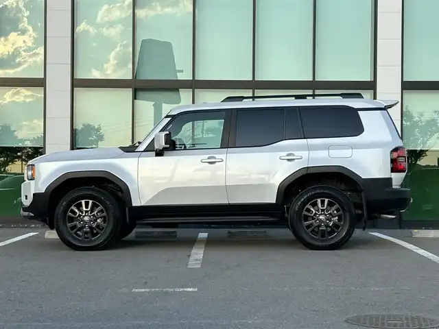 トヨタ ランドクルーザー ２５０ VX 和歌山県 2024(令6)年 0.9万km プラチナホワイトパールマイカ ワンオーナー/純正12.3インチナビ/フルセグTV/Bluetooth/USB/HDMI/全周囲カメラ/ビルトインETC2.0/デジタルインナーミラー/サンルーフ/トヨタセーフティセンス/BSM/レーダークルーズコントロール/クリアランスソナー/パワーバックドア/革巻きステアリング/ステアリングスイッチ/レザーシート/運転席パワーシート/シートメモリー/前席シートヒーター/前席シートベンチレーション/丸目LEDヘッドライト/フォグランプ/オートライト/プッシュスタート/スマートキー/スペアキー/取扱説明書