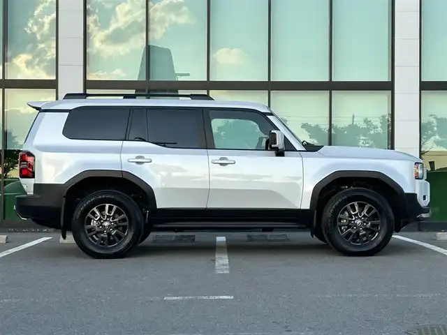 トヨタ ランドクルーザー ２５０ VX 和歌山県 2024(令6)年 0.9万km プラチナホワイトパールマイカ ワンオーナー/純正12.3インチナビ/フルセグTV/Bluetooth/USB/HDMI/全周囲カメラ/ビルトインETC2.0/デジタルインナーミラー/サンルーフ/トヨタセーフティセンス/BSM/レーダークルーズコントロール/クリアランスソナー/パワーバックドア/革巻きステアリング/ステアリングスイッチ/レザーシート/運転席パワーシート/シートメモリー/前席シートヒーター/前席シートベンチレーション/丸目LEDヘッドライト/フォグランプ/オートライト/プッシュスタート/スマートキー/スペアキー/取扱説明書
