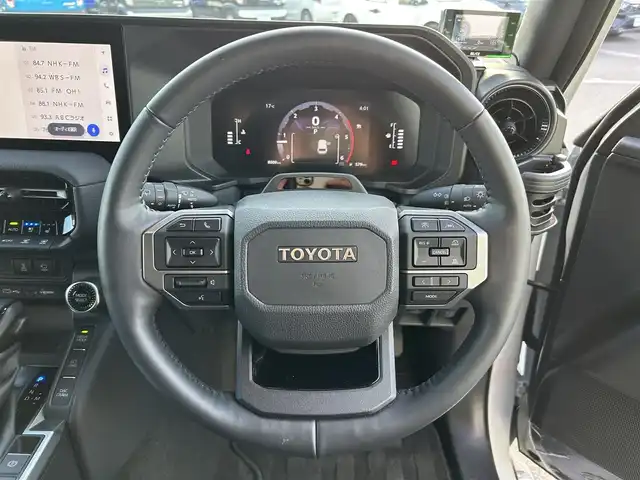 トヨタ ランドクルーザー ２５０ VX 和歌山県 2024(令6)年 0.9万km プラチナホワイトパールマイカ ワンオーナー/純正12.3インチナビ/フルセグTV/Bluetooth/USB/HDMI/全周囲カメラ/ビルトインETC2.0/デジタルインナーミラー/サンルーフ/トヨタセーフティセンス/BSM/レーダークルーズコントロール/クリアランスソナー/パワーバックドア/革巻きステアリング/ステアリングスイッチ/レザーシート/運転席パワーシート/シートメモリー/前席シートヒーター/前席シートベンチレーション/丸目LEDヘッドライト/フォグランプ/オートライト/プッシュスタート/スマートキー/スペアキー/取扱説明書