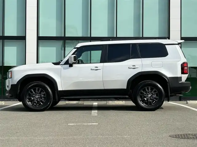 トヨタ ランドクルーザー ２５０ VX 和歌山県 2024(令6)年 0.9万km プラチナホワイトパールマイカ ワンオーナー/純正12.3インチナビ/フルセグTV/Bluetooth/USB/HDMI/全周囲カメラ/ビルトインETC2.0/デジタルインナーミラー/サンルーフ/トヨタセーフティセンス/BSM/レーダークルーズコントロール/クリアランスソナー/パワーバックドア/革巻きステアリング/ステアリングスイッチ/レザーシート/運転席パワーシート/シートメモリー/前席シートヒーター/前席シートベンチレーション/丸目LEDヘッドライト/フォグランプ/オートライト/プッシュスタート/スマートキー/スペアキー/取扱説明書