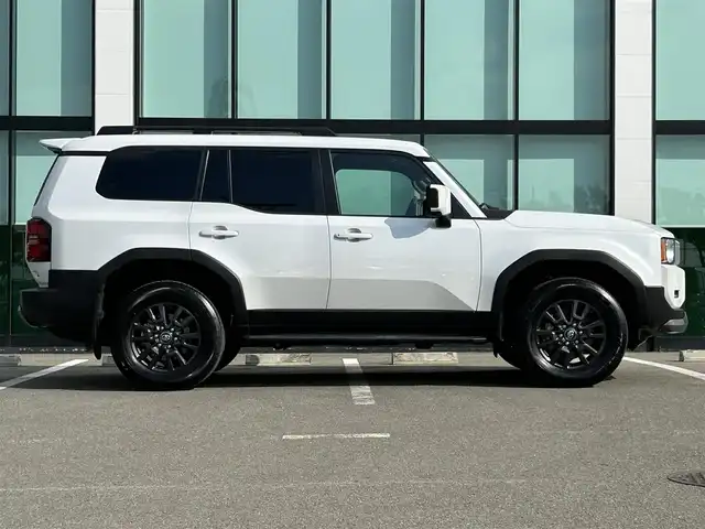 トヨタ ランドクルーザー ２５０ VX 和歌山県 2024(令6)年 0.9万km プラチナホワイトパールマイカ ワンオーナー/純正12.3インチナビ/フルセグTV/Bluetooth/USB/HDMI/全周囲カメラ/ビルトインETC2.0/デジタルインナーミラー/サンルーフ/トヨタセーフティセンス/BSM/レーダークルーズコントロール/クリアランスソナー/パワーバックドア/革巻きステアリング/ステアリングスイッチ/レザーシート/運転席パワーシート/シートメモリー/前席シートヒーター/前席シートベンチレーション/丸目LEDヘッドライト/フォグランプ/オートライト/プッシュスタート/スマートキー/スペアキー/取扱説明書
