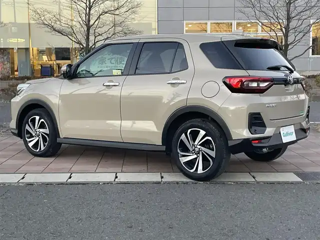 トヨタ ライズ Z 福島県 2025(令7)年 0.5万km ナチュラルベージュマイカM スマートアシスト/・衝突警報/・衝突回避支援ブレーキ機能/・標識認識機能/・先行車発進お知らせ機能/・アダプティブクルーズコントロール/・レーンキープコントロール/・車線逸脱警報機能/・車線逸脱抑制制御機能/・ふらつき警報/・路側逸脱警報/・誤発進抑制機能/社外メモリナビゲーション/型番：X9NX/【CD/DVD/SD/USB/HDMI/Bluetooth/TV】/バックカメラ/前後ドライブレコーダー/ビルトインETC/前席シートヒーター/LEDヘッドライト/・オートライト/・LEDフォグランプ/スマートキー/・プッシュスタート/ステアリングリモコン/アイドリングストップ/社外フロアマット