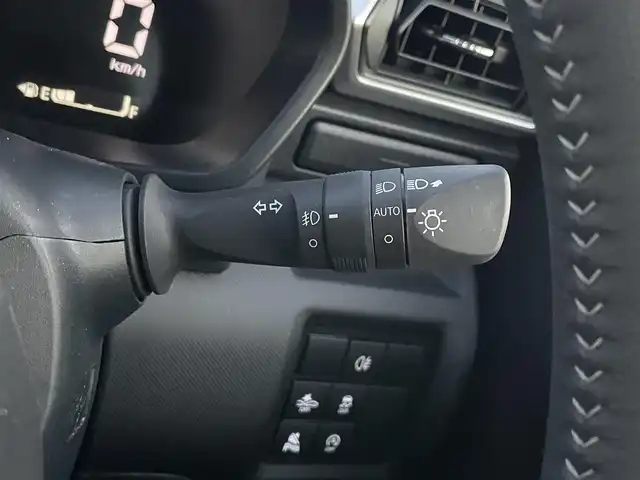 トヨタ ライズ Z 福島県 2025(令7)年 0.5万km ナチュラルベージュマイカM スマートアシスト/・衝突警報/・衝突回避支援ブレーキ機能/・標識認識機能/・先行車発進お知らせ機能/・アダプティブクルーズコントロール/・レーンキープコントロール/・車線逸脱警報機能/・車線逸脱抑制制御機能/・ふらつき警報/・路側逸脱警報/・誤発進抑制機能/社外メモリナビゲーション/型番：X9NX/【CD/DVD/SD/USB/HDMI/Bluetooth/TV】/バックカメラ/前後ドライブレコーダー/ビルトインETC/前席シートヒーター/LEDヘッドライト/・オートライト/・LEDフォグランプ/スマートキー/・プッシュスタート/ステアリングリモコン/アイドリングストップ/社外フロアマット