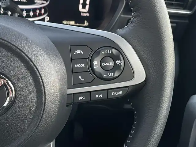 トヨタ ライズ Z 福島県 2025(令7)年 0.5万km ナチュラルベージュマイカM スマートアシスト/・衝突警報/・衝突回避支援ブレーキ機能/・標識認識機能/・先行車発進お知らせ機能/・アダプティブクルーズコントロール/・レーンキープコントロール/・車線逸脱警報機能/・車線逸脱抑制制御機能/・ふらつき警報/・路側逸脱警報/・誤発進抑制機能/社外メモリナビゲーション/型番：X9NX/【CD/DVD/SD/USB/HDMI/Bluetooth/TV】/バックカメラ/前後ドライブレコーダー/ビルトインETC/前席シートヒーター/LEDヘッドライト/・オートライト/・LEDフォグランプ/スマートキー/・プッシュスタート/ステアリングリモコン/アイドリングストップ/社外フロアマット