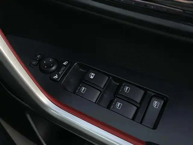 トヨタ ライズ Z 福島県 2025(令7)年 0.5万km ナチュラルベージュマイカM スマートアシスト/・衝突警報/・衝突回避支援ブレーキ機能/・標識認識機能/・先行車発進お知らせ機能/・アダプティブクルーズコントロール/・レーンキープコントロール/・車線逸脱警報機能/・車線逸脱抑制制御機能/・ふらつき警報/・路側逸脱警報/・誤発進抑制機能/社外メモリナビゲーション/型番：X9NX/【CD/DVD/SD/USB/HDMI/Bluetooth/TV】/バックカメラ/前後ドライブレコーダー/ビルトインETC/前席シートヒーター/LEDヘッドライト/・オートライト/・LEDフォグランプ/スマートキー/・プッシュスタート/ステアリングリモコン/アイドリングストップ/社外フロアマット