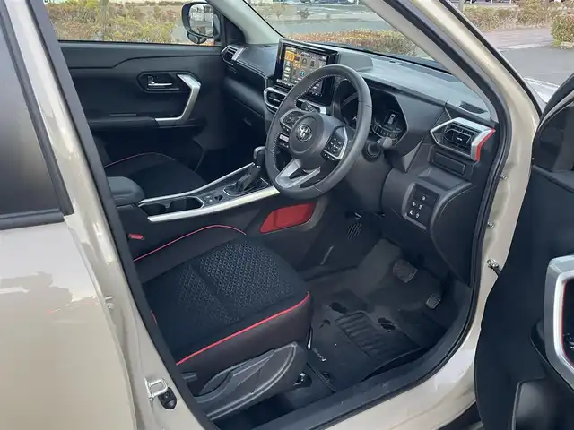 トヨタ ライズ Z 福島県 2025(令7)年 0.5万km ナチュラルベージュマイカM スマートアシスト/・衝突警報/・衝突回避支援ブレーキ機能/・標識認識機能/・先行車発進お知らせ機能/・アダプティブクルーズコントロール/・レーンキープコントロール/・車線逸脱警報機能/・車線逸脱抑制制御機能/・ふらつき警報/・路側逸脱警報/・誤発進抑制機能/社外メモリナビゲーション/型番：X9NX/【CD/DVD/SD/USB/HDMI/Bluetooth/TV】/バックカメラ/前後ドライブレコーダー/ビルトインETC/前席シートヒーター/LEDヘッドライト/・オートライト/・LEDフォグランプ/スマートキー/・プッシュスタート/ステアリングリモコン/アイドリングストップ/社外フロアマット