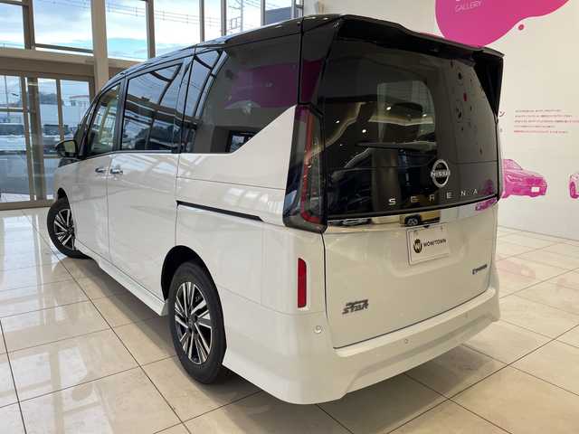 日産 セレナ e－パワー ハイウェイスター V 埼玉県 2025(令7)年 0.1千km パール プロパイロット/純正12.3インチナビ/　　BT/USB/HDMI/フルセグ/全方位カメラ/ワイヤレス充電/両側電動スライドドア/コーナーセンサー/レーダークルーズコントロール/レーンキープアシスト/デジタルインナーミラー/純正16インチアルミホイール/ETC2.0/スマートキー×2/禁煙車