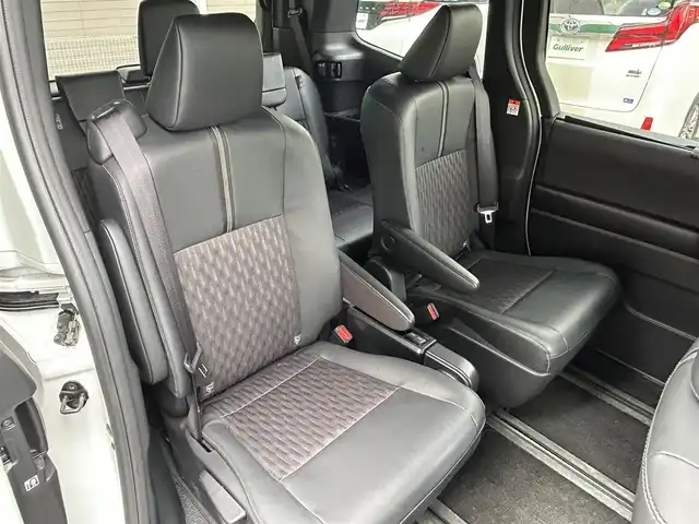 トヨタ ノア S－Z 千葉県 2024(令6)年 1.4万km ホワイトパールクリスタルシャイン トヨタセーフティセンス/純正10.5インチナビ（CD/DVD/TV/BT/HDMI）/13.2インチフリップダウンモニター/デジタルインナーミラー/ビルトインETC2.0/ドラレコ前後/バックモニター/レーダークルーズコントロール/ヘッドアップディスプレイ/両側パワースライド/コーナーセンサー/オートハイビーム/シートヒーター/革巻きステアリング/純正17インチホイール/ワンオーナー