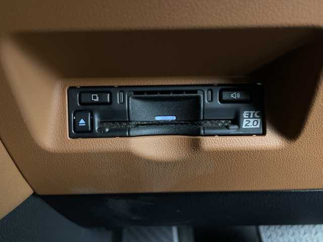 トヨタ ヴェルファイア ハイブリット Z プレミア 埼玉県 2024(令6)年 1.3万km プラチナホワイトパールマイカ ユニバーサルステップ/純正13.2型フリップダウンモニター/ガラスルーフ/純正ディスプレイオーディオ/(Bluetooth/USB/HDMI/AM/FM)/地デジフルセグ/前後ドライブレコーダー/ETC2.0/アダプティブクルーズコントロール/ブラインドスポットモニター/パーキングサポートブレーキ/車線逸脱警報/衝突軽減ブレーキ/クリアランスソナー/オートマチックハイビーム/ヘッドアップディスプレイ/パドルシフト/パワーバックドア/ワイヤレス充電/AC100V/デジタルインナーミラー/シートメモリー/オットマン/シートヒーター・ベンチレーション/電子パーキングシステム/ブレーキホールド/ロールサンシェード/プッシュスタート/ステアリングリモコン/ウィンカーミラー/電動格納ミラー/フロントフォグランプ/社外フロアマット/純正ドアバイザー/純正19インチアルミホイール