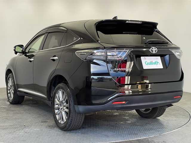 トヨタ ハリアー プレミアム 栃木県 2015(平27)年 6.4万km ブラック 純正9インチナビ（NSZT-Y64T）/（フルセグ・Bluetooth・CD・DVD・SD）/バックカメラ/トヨタセーフティセンス/　・衝突軽減システム/　・レーンキープアシストシステム/　・オートマチックハイビーム/　・先行車発進告知/ビルトインETC/パワーバックドア/運転席パワーシート/ハーフレザーシート/前方ドライブレコーダー(DC-DR400)/LEDヘッドライト/オートライト/純正アルミホイール/純正フロアマット/電動格納ミラー/プッシュスタート/アイドリングストップ/取扱説明書/保証書