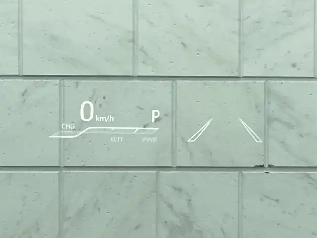 トヨタ クラウン ハイブリッド G－エグゼクティブ 岐阜県 2018(平30)年 5.4万km ホワイトパールクリスタルシャイン サンルーフ（OP）/TRDトランクスポイラー（OP）/セーフティパッケージ＋（OP）/・パーキングサポートブレーキ（後方歩行者）/・全周囲カメラ＆インテリジェントパーキングアシスト/・ブラインドスポットモニター/・リヤクロストラフィックオートブレーキ（後方接近車両）/・リヤクロストラフィックアラート/・カラーヘッドアップディスプレイ/・ドアミラー追加機能（リバース連動機能＆足元照明）/デジタルインナーミラー/LEDシーケンシャルターンランプ/純正ナビ/（フルセグTV/CD/DVD/Bluetooth/AUX）/TVキャンセラー/黒本革シート/全席パワーシート＆シートヒーター/メモリーシート/リアセンターアームレスト/電動式リヤサンシェード/AC100V電源（OP）/スマホ置くだけ充電/純正18インチAW/純正フロアマット/純正ETC2.0/前方ドライブレコーダー