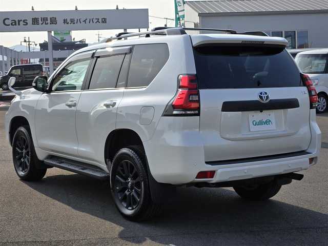 トヨタ ランドクルーザー プラド TX Lパッケージ マットブラED 鹿児島県 2023(令5)年 2.3万km ホワイトパールクリスタルシャイン ムーンルーフ/4WD/ストラーダナビ(Bluetooth/CD/DVD)/フルセグTV/バックカメラ/ビルトインETC/レーダークルーズコントロール/クリアランスソナー/セーフティセンス/・プリクラッシュセーフティ/・レーンディパーチャーアラート/・オートマチックハイビーム/・ロードサインアシスト/先行車発進告知機能/パーキングサポートブレーキ/トラクションコントロール/ヒルスタートアシストコントロール/LEDヘッドランプ/本革巻きステアリング/ニュートラルベージュ革シート/前席パワーシート/快適温熱シート/ルーフレール/ベースキャリア/純正18インチアルミホイール/スマートキー/スマートエントリー/スタートシステム/禁煙車
