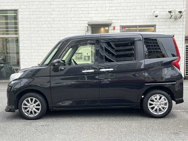 トヨタ ルーミー カスタムG S 埼玉県 2018(平30)年 7.2万km ブラックマイカメタリック 走行距離71671km/ワンオーナー/純正SDナビ（NSZT-W66T）/AM/FM/CD/MSV/フルセグＴＶ/バックカメラ/フリップダウンモニター/純正フロアマット/社外14インチAW(スタッドレス)/両側パワースライドドア/革巻きハンドル/クルーズコントロール/車線逸脱警報/衝突被害軽減システム/横滑り防止装置/先行車発進警報/アイドリングストップ/プッシュスタート/ドアバイザー/LEDヘッドライト/フォグランプ/電動格納ミラー/ウィンカーミラー/スマートキー×１/保証書/取扱説明書
