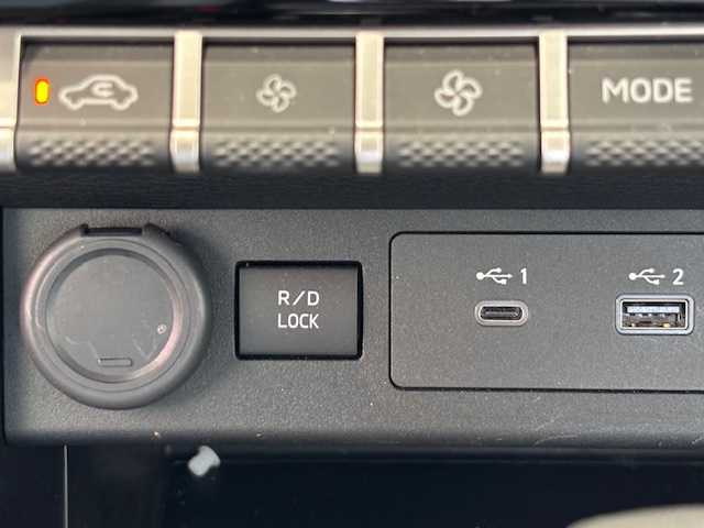三菱 トライトン GSR 埼玉県 2024(令6)年 0.8万km ダイヤモンドブラックマイカ e-Assist/純正9インチナビ/　　USB/BT/フルセグTV/マルチアラウンドモニター/レーダークルーズコントロール/LEDオートライト/レザーシート/パワーシート/シートヒーター/ステアリングヒーター/ステアリングスイッチ/アイドリングストップ/プッシュスタート/ETC/禁煙車
