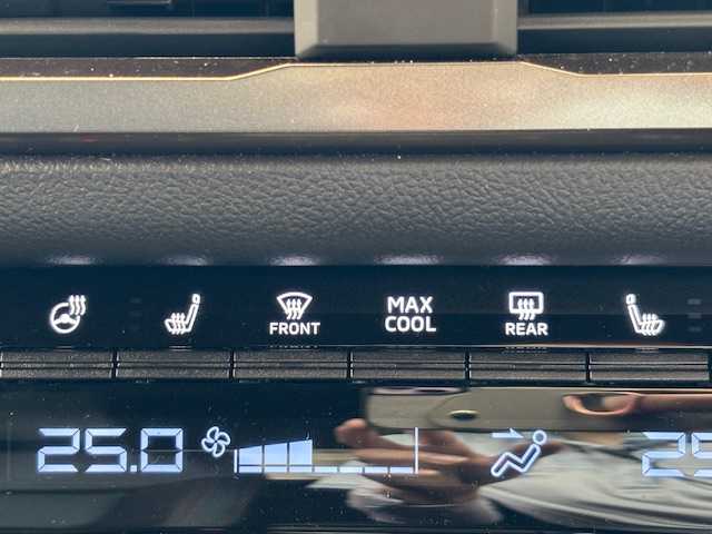 三菱 トライトン GSR 埼玉県 2024(令6)年 0.8万km ダイヤモンドブラックマイカ e-Assist/純正9インチナビ/　　USB/BT/フルセグTV/マルチアラウンドモニター/レーダークルーズコントロール/LEDオートライト/レザーシート/パワーシート/シートヒーター/ステアリングヒーター/ステアリングスイッチ/アイドリングストップ/プッシュスタート/ETC/禁煙車