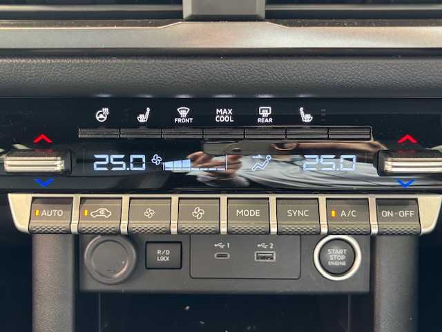 三菱 トライトン GSR 埼玉県 2024(令6)年 0.8万km ダイヤモンドブラックマイカ e-Assist/純正9インチナビ/　　USB/BT/フルセグTV/マルチアラウンドモニター/レーダークルーズコントロール/LEDオートライト/レザーシート/パワーシート/シートヒーター/ステアリングヒーター/ステアリングスイッチ/アイドリングストップ/プッシュスタート/ETC/禁煙車