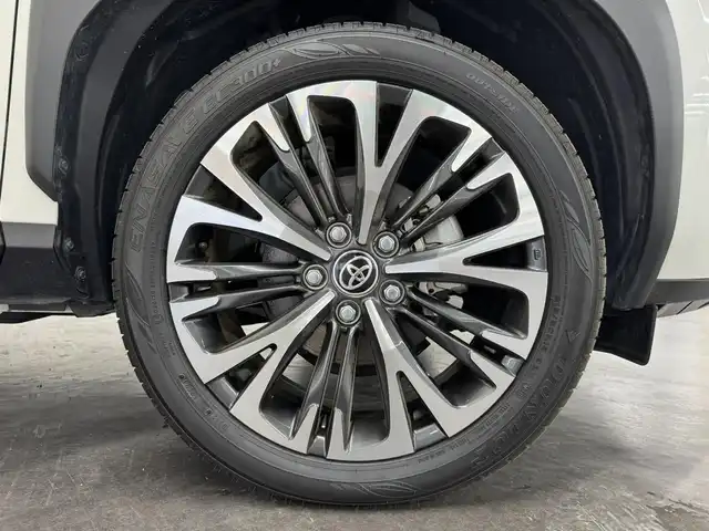 トヨタ ヤリスクロス ハイブリッド Z 三重県 2021(令3)年 0.4万km ホワイトパールクリスタルシャイン ハイブリッド/FF/フロアCVT/純正 8インチディスプレイオーディオ＆ナビ/（AM/FM/USB/iPod/Bluetooth/Miracast/TV/CarPlay/AndroidAuto）/【OP】パノラミックビューモニター/ドライブレコーダー 前後/ビルトイン ETC2.0/Toyota Safety Sense/・プリクラッシュセーフティ［PCS］/・レーントレーシングアシスト［LTA］/・レーダークルコン（全車速追従機能付）/・オートハイビーム［AHB］/・ロードサインアシスト［RSA］/・セカンダリーコリジョンブレーキ［SCB］/・インテリジェントクリアランスソナー［パーキングサポートブレーキ（静止物＆後方接近車両）］/・【OP】ブラインドスポットモニター［BSM］/・先行車発進告知機能/装備/・ハーフレザーシート/・シートヒーター（D/N）/・パワーシート（D6way）/・オートエアコン/・オートライト/・LEDヘッドランプ/・ステアリングスイッチ/・プッシュスタート/・電子パーキングブレーキ＆ブレーキホールド/・USBジャック（充電用x1、入力用x1）/・純正18inAW/・保/取/マルチ取/ナビ取/・スマートキーx2/など